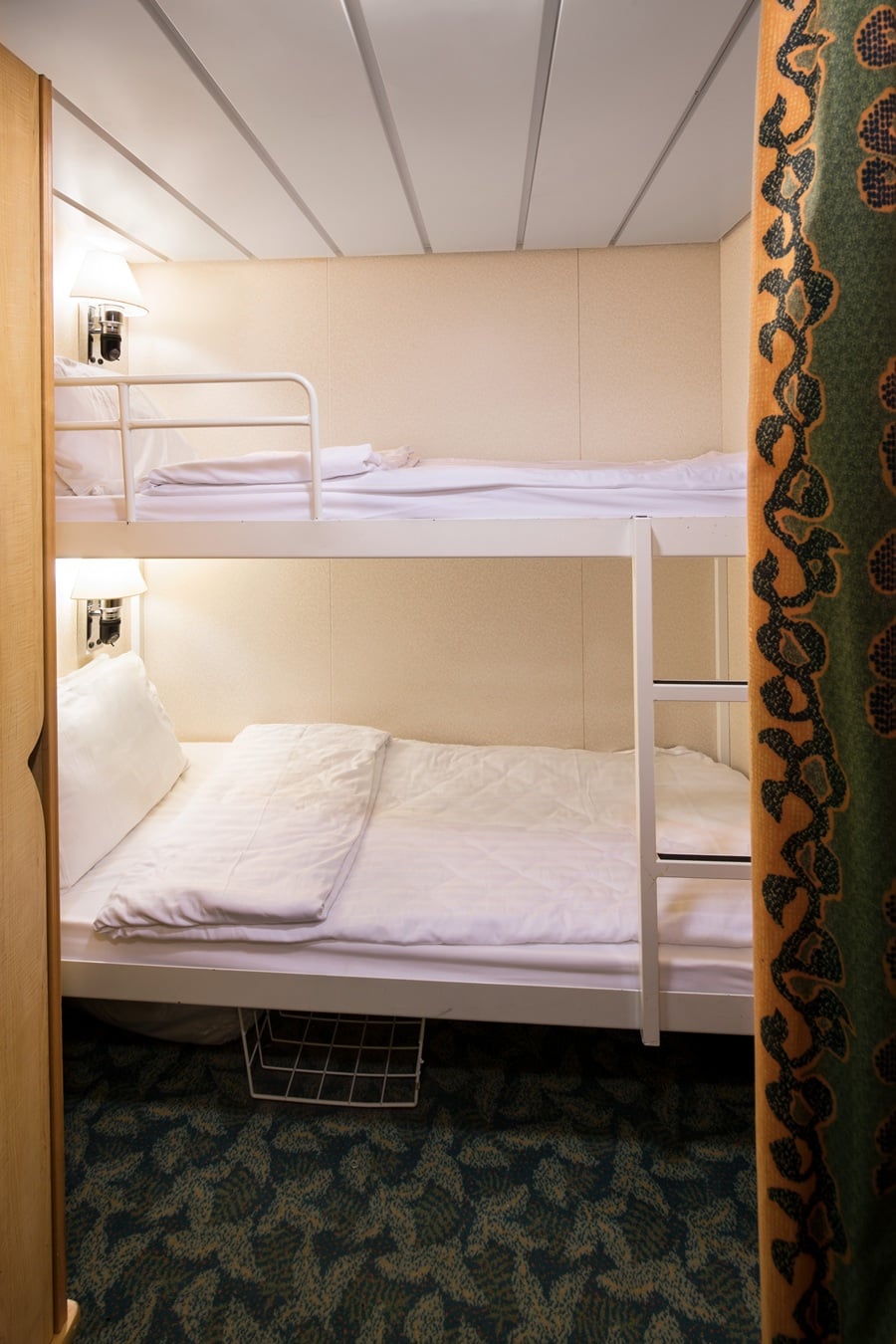 Внутреннняя Spacious Promenade View Interior Stateroom (1Q)