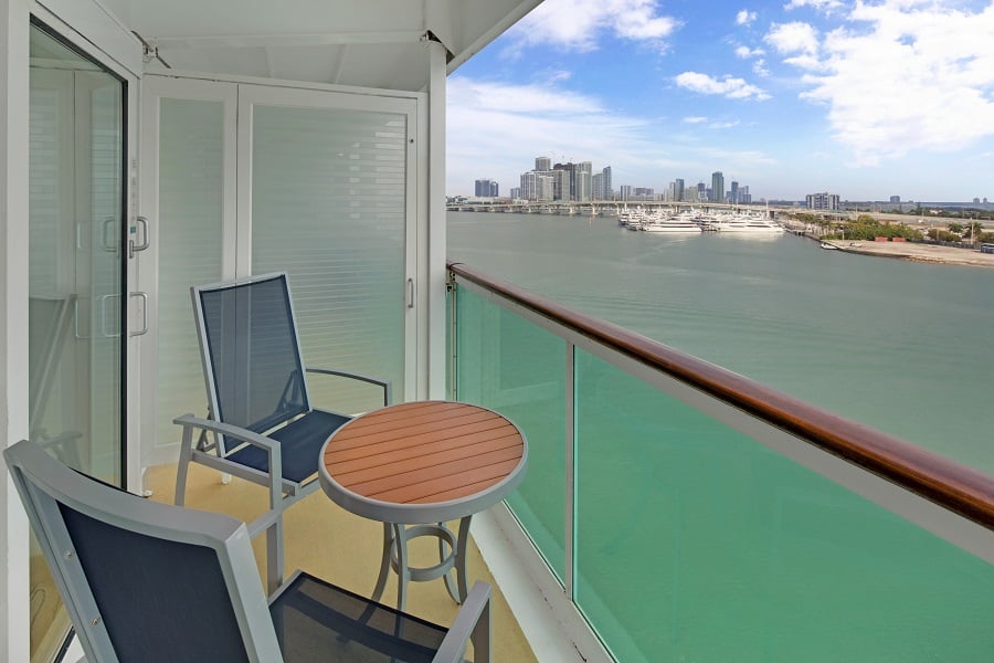 С балконом Spacious Ocean View Balcony (1B)
