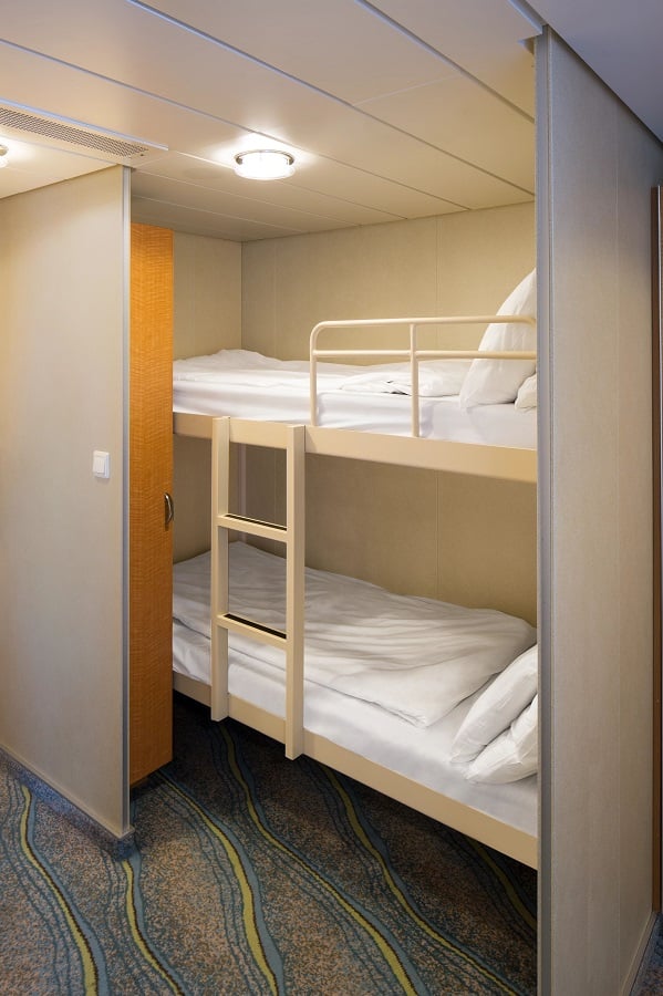 С окном Ultra Spacious Ocean View Stateroom (1K)