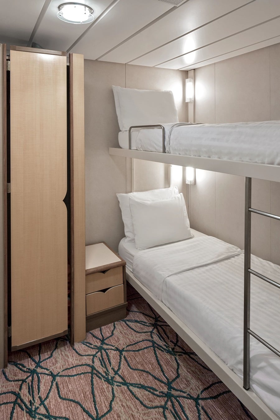 С окном Family Ocean View Stateroom (1K)