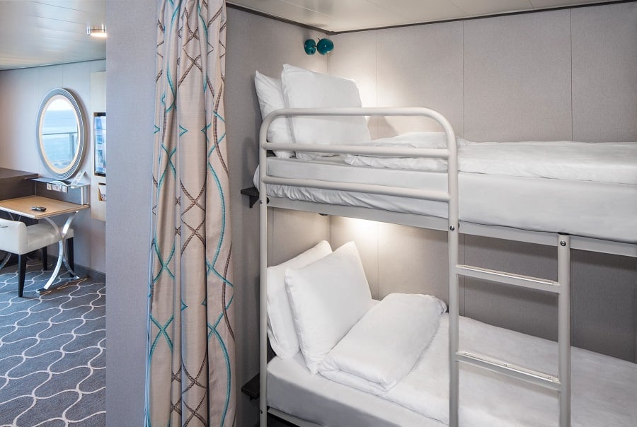 С балконом Ultra Spacious Ocean View Stateroom with Balcony (1A)